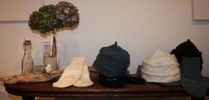 Neu im Sortiment: Fein verzierte feminine Noa-Noa Handschuhe und Mützen.