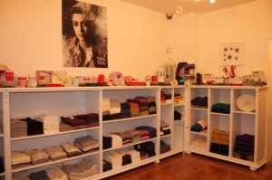 Linker Bereich der neuen Ladentfläche Im linken Bereich der neuen Ladenfläche befinden sich aktuell Accessoires von Greengate und Ib-Laursen sowie viele viele Basics.