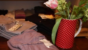 Mit frischen Blumen und frischer Mode aus Dänemark ist der Tag viel schöner.