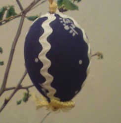 Osterei Nr. 01: Blaues Ei mit dezenter weißer Verzierung Das blau-weiße Osterei trägt bei uns die Nummer 01.