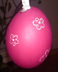 Osterei Nr. 02: Rotes Osterei mit feinen weißen Blümchen Das rote Osterei trägt bei uns die Nummer 02.