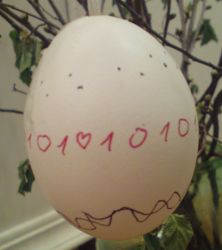 Osterei Nr. 03: Weißes Osterei mit Informatiker-Bemalung. Das weiße Osterei mit der Binär-Verzierung trägt bei uns die Nummer 03.