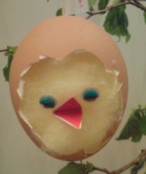 Osterei Nr. 04: Natur-Ei mit schlüpfendem Kücken. Das naturfarbene Ei mit dem schlüpfenden Kücken trägt bei uns die Nummer 04.