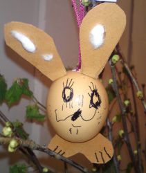 Osterei Nr. 05: Ein Osterhasen-Osterei mit Füßen und Ohren. Das Osterei, das aussieht wie ein Osterhase trägt bei uns die Nummer 05.