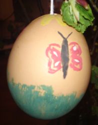 Osterei Nr. 06: Frühlings-Osterei mit der Schmetterlingsbemalung. Der Schmetterling auf dem Osterei trägt bei uns die Nummer 06.