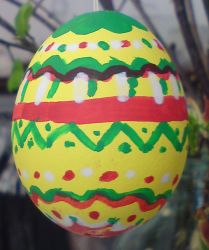 Das gelbe Osterei mit der rot-grünen Musterung trägt bei uns die Nummer 10.