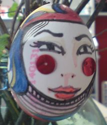 Das Osterei mit den roten Punkten und dem insgesamt asiatischen Touch trägt bei uns die Nummer 11.