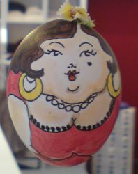 Das Osterei mit der eleganten Dame im Stil der 20er Jahre trägt bei uns die Nummer 13.