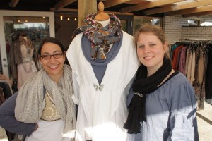 Maggie und Kimmi im Madame Butterfly in Marielyst (fast am Strand) Nahe der Ostsee befindet sich Madame Butterfly in Marielyst (direkt neben Netto). Auch hier finden sich die typischen dänische Mode- und Accessoires-Labels.