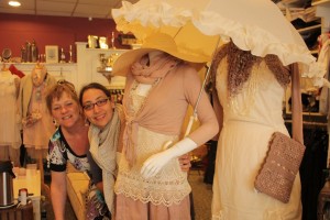 Henriette und Maggie im Madame Butterfly in Nykobing In der Boutique im Stadtzentrum von Nykobing (auf Falster) gibt es alles, was Freunde dänischer Mode und Accessoires lieben.