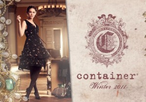 Container Winter-Kollektion 2011 (Foto: container.dk) Die Winter-Kollektion 2011 von Container zeigt "die Wintersaison mit einem romantischen Hauch eines traumhaften Abenteuers" (Zitat: container.dk).