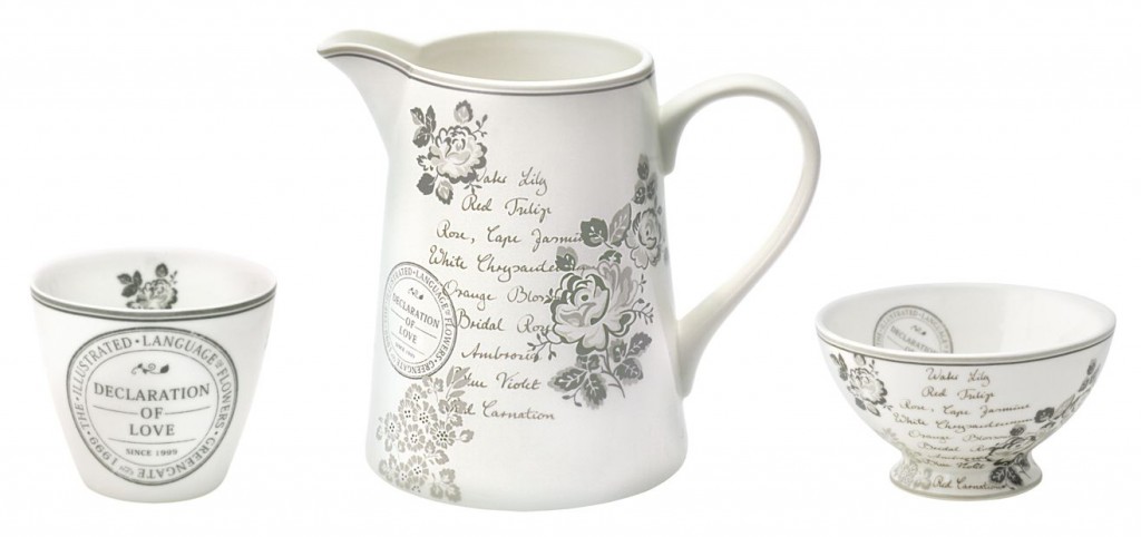 Kaffee-Becher, Tee-Kanne und große und kleine Schüsseln aus dem romantischen Greengate-Design "Dora" (Frühjahr/Sommer 2012)
