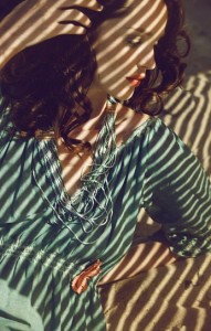 Das Kleid 1-0989-1 aus Noa-Noa seiner Kollektion High-Summer 2012 besticht im Licht- und Schattenspiel.