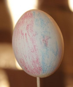 Das erste Osterei wurde mit Kreidefarben bemalt. Es symbolisiert einen Regenbogen.
