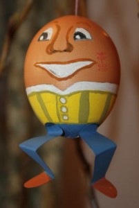 Das dritte Osterei zeigt Humpty Dumpty - das menschenähnliche Ei. Im englischsprachigen Raum ist er sehr bekannt, da er in Kinderreimen vorkommt. Bsp.: "Humpty Dumpty saß auf dem Eck, Humpty Dumpty fiel in den Dreck und auch der König mit seinem Heer, rettete Humpty Dumpty nicht mehr."