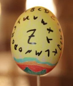 Das Osterei Nummer 4 zeigt den kompletten Buchstabensalat bestehend aus allen Buchstaben des Alphabets.