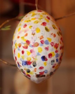 Das sechste Osterei zeigt ein in vielen kunterbunten Farben gepunktetes Osterei.