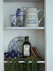 Auf diesem Bild sind Gläser, ein großer Krug, kleiner Küchenbehälter (bspw. für Butter) und ein Teller zu sehen. 