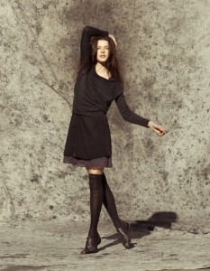 Hier eine klassische Kombination aus der Herbst-Winter-Kollektion 2012 von By Ti-Mo: Pullover aus dünner Merino-Wolle, ein perfekter kleines schwarzer Seiden-Rock, ein Unterrock im 40er Look und Strümpfe aus Kaschmir-Wolle.