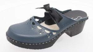 Den Klassiker unter den Calou Clogs gibt es auch in der Saison 2012 in verschiedenen Farben. Hier zu sehen ist der Clog in Schwarz-Blau.