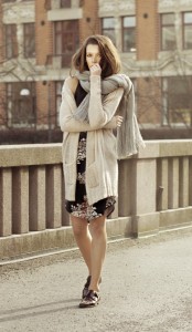 By Ti-Mo mit bezaubernden Winter-Strickjacken und Schals (Quelle: ti-mo.no) Für den Winter gibt es nichts anmutigeres als wohlig wärmende Strickjacken und Schals von By Ti-Mo.