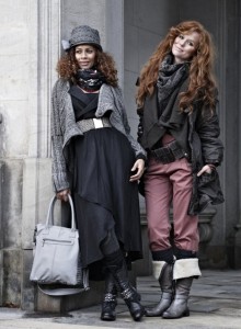 Auf den Weihnachtsmarkt geht es im Lagen-Look von Nü by Staff-Woman (Quelle: nu-woman.dk) Den Lagen-Look kann man im Winter mit der Kollekton von Nü by Staff-Woman ganz besonders gut in Szene setzen.