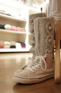 Falls sich das Schuheputzen auf Grund der geringen Schuhhöhe nicht lohnt, können Stulpen von Noa-Noa weiterhelfen. Die halten nicht nur warm und sehen fantastisch aus, sondern erweitern die Möglichkeiten für den Nikolaus, kleine Präsente darin zu verstecken. Hier zu sehen: Schuh Basic Canvas Boot 1-0429-1 in der Farbe cloudburst sowie Stulpen von Noa-Noa.