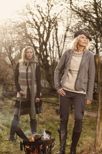 Rechts: Mailill knit blouse (1-2007), Myrthel jacket (4-2131), Marlea trousers (6-2081), Morgana cap (9-2112), Maj boots (9-2056)