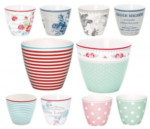 Wir haben eine Riesenauswahl an Latte Cups von Greengate. 1. Reihe: STWlatcam0106, STWlatcam2806, STWlatedi8306, STWlatgra06; 2. Reihe: STWlatjul1006, STWlatsan3306; 3. Reihe: STWlatjul2506, STWlatmal0106, STWlatnao1506, STWlatnao3306
