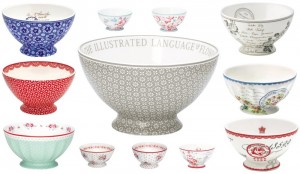 Wir haben viele verschiedene Schüsseln von Greengate im Sortiment. Hier eine Auswahl.... Mitte: STWsounan8306; Von links oben im Uhrzeigersinn: STWsoufay2506, STWfremal01L06, STWfremal01S06, STWsoudor0106, stwfreros01l06, STWsoufay1006, STWsoucam0106, STWfretil01S06, STWfretil01L06, STWfresan33L06, STWsoulin1006