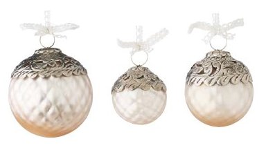 Von links nach rechts: 1. Lisbeth-Dahl Weihnachtskugel Ornament matt pulverbeschichtet 10 cm (XM00241); 2. Lisbeth-Dahl Weihnachtskugel Ornament matt pulverbeschichtet 6 cm (XM00243); 3. Lisbeth-Dahl Weihnachtskugel Ornament matt pulverbeschichtet 8 cm (XM00242)