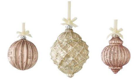 Von links nach rechts: 1. Lisbeth-Dahl Weihnachtskugel Ornament pulverbeschichtet 8cm (XM00256); 2. Lisbeth-Dahl Weihnachtskugel Ornament Antik cream gold mit Glitter 14,5 cm (XM00251); 3. Lisbeth-Dahl Weihnachtskugel Ornament pulverbeschichtet 8 cm (XM00258)