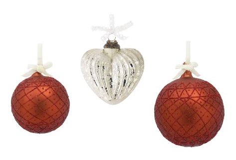 Von links nach rechts: 1. Lisbeth-Dahl Weihnachtskugel Ornament rot mit Glitter gemustert 8 cm (XM00010); 2. Lisbeth-Dahl Weihnachtsschmuck Ornament Herz Antik-Silber genutet 10 cm (XM00226); 3. Lisbeth-Dahl Weihnachtskugel Ornament rot mit Glitter gemustert 10 cm (XM00009)