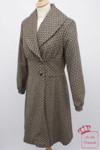 Von der dänischen Firma Container gibt es diesen taillierten und gemusterten Mantel "Mercedes Coat" (8-2087) aus der Herbstkollektion 2012 in der Farbe petrol. Der Originalpreis: 297€.