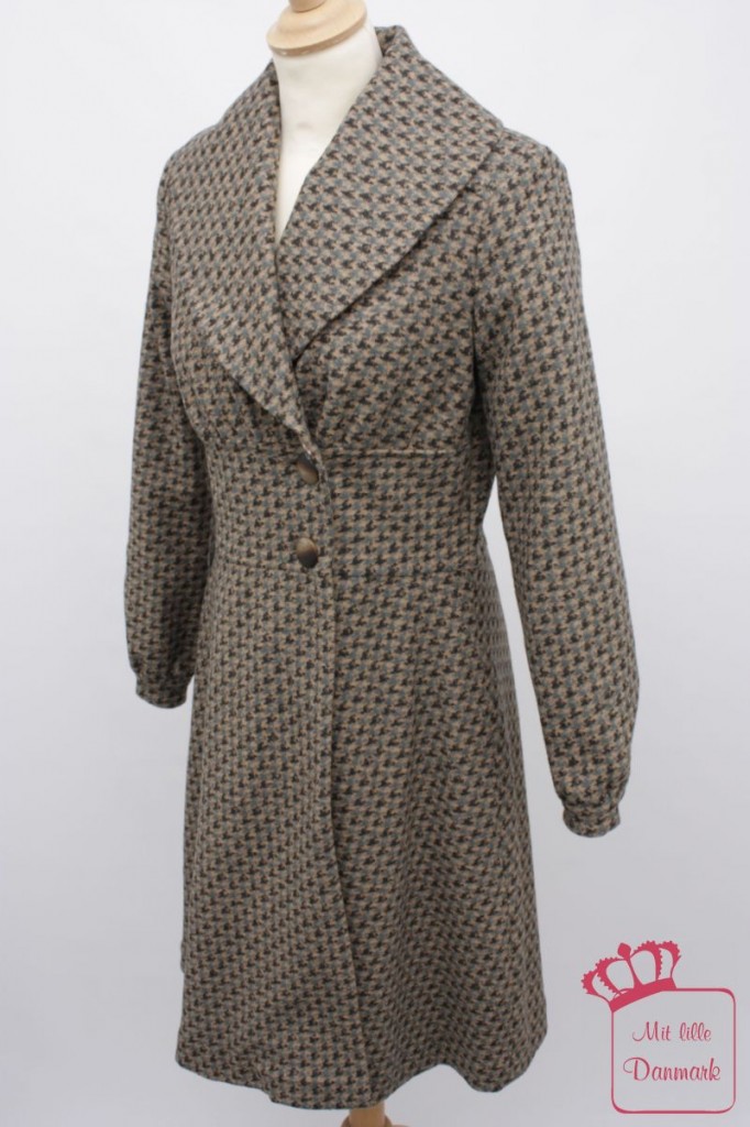 Von der dänischen Firma Container gibt es diesen taillierten und gemusterten Mantel "Mercedes Coat" (8-2087) aus der Herbstkollektion 2012 in der Farbe petrol. Der Originalpreis: 297€.