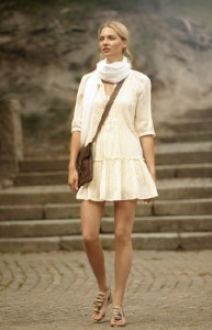 Zu sehen sind: Dress 1-2236-1, Scarf 1-2385-1, Bag 1-2218-1, Sandal 1-2216-1