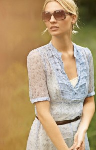 Noa-Noa Spring 2013 (Quelle: noanoa.com) Aus dem Lookbook (Seite 41) der Frühlingskollektion 2013 von Noa-Noa: Slip dress 1-0470-10, Dress 1-2027-1, Sunglasses 1-2528-1, Earrings 1-2354-1, Belt 1-2091-1