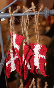 Gestrickte dänische Flaggen von Ib Laursen