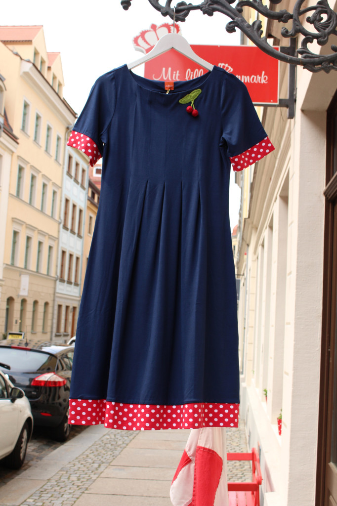 Beispiel: Wo hängt dieses schöne Kleid von Du Milde im Barockviertel Dresden?