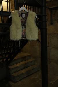 Wuschlige weiße Pelz-Weste von Love Forever