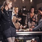 Von links nach rechts: 1. 1-2233 Ninon blouse, 6-2221 Naja shorts, 4-2268 Niklas Blazer, 9-2255 Neika tights; 2. 3-2190 Nuka dress, 9-2255 Neika tights; 3. 3-2178 Nikoline dress, 9-2254 Nikkie tights; 4. 6-2165 Nadine trousers, 1-2200 Nima strap top, 1-2271 Nutekka wrap around jacket, 9-2170 Nasra knee socks