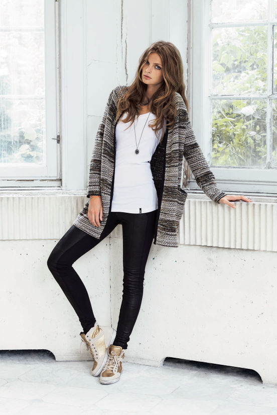 Januar - Outfit 4 - Top, Cardigan, Hose, Kette und Schuhe (Quelle: noanoa.com)